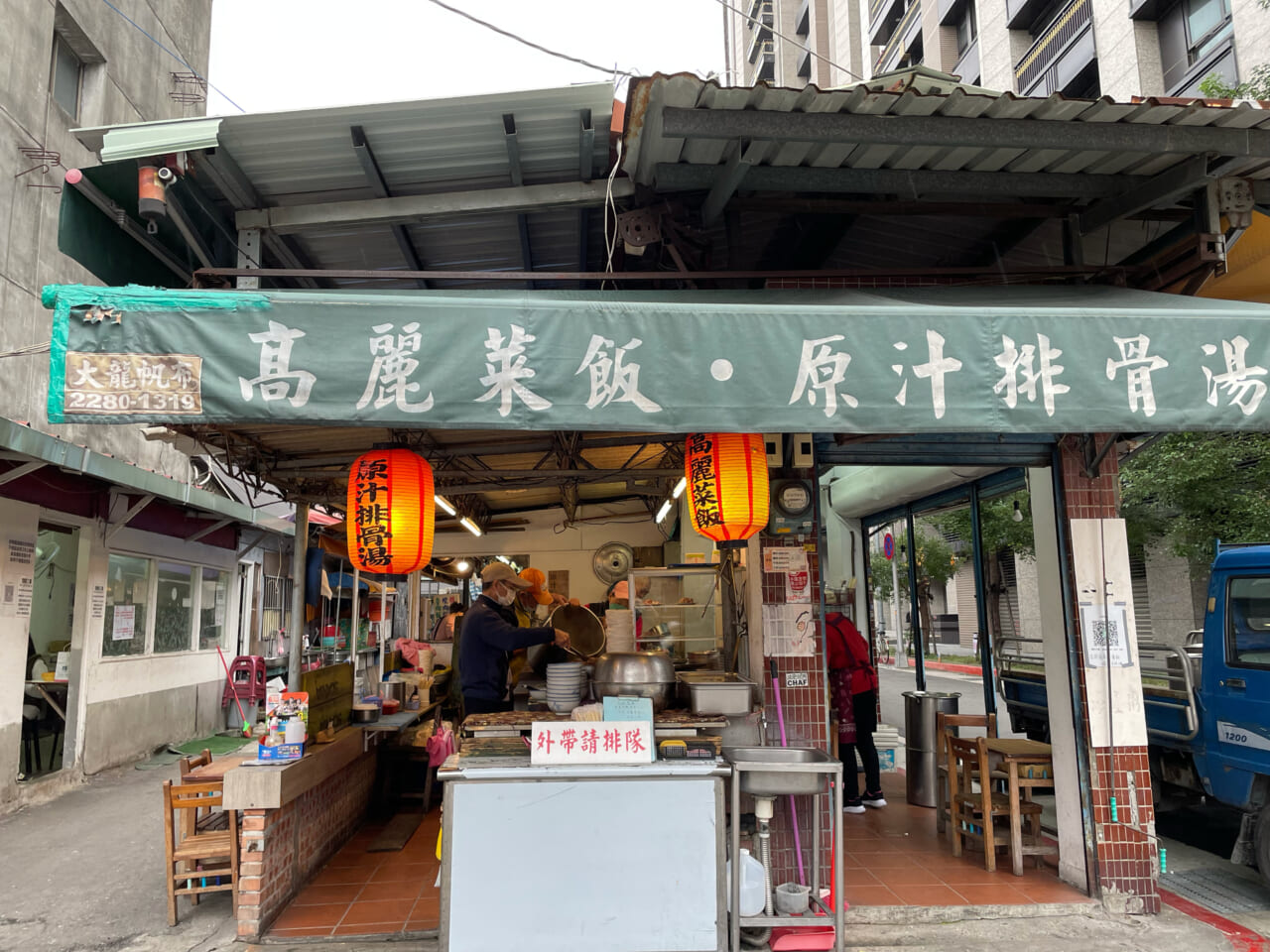 働いている人がお年寄りが１名を除いてみんなお年寄り。
昔の小学校の木の椅子に座って食べるんです。
【原汁排骨湯高麗菜飯】
◆台北市大同區延平北路三段17巷2號
◆11：00–19:00（売り切れ次第終了）