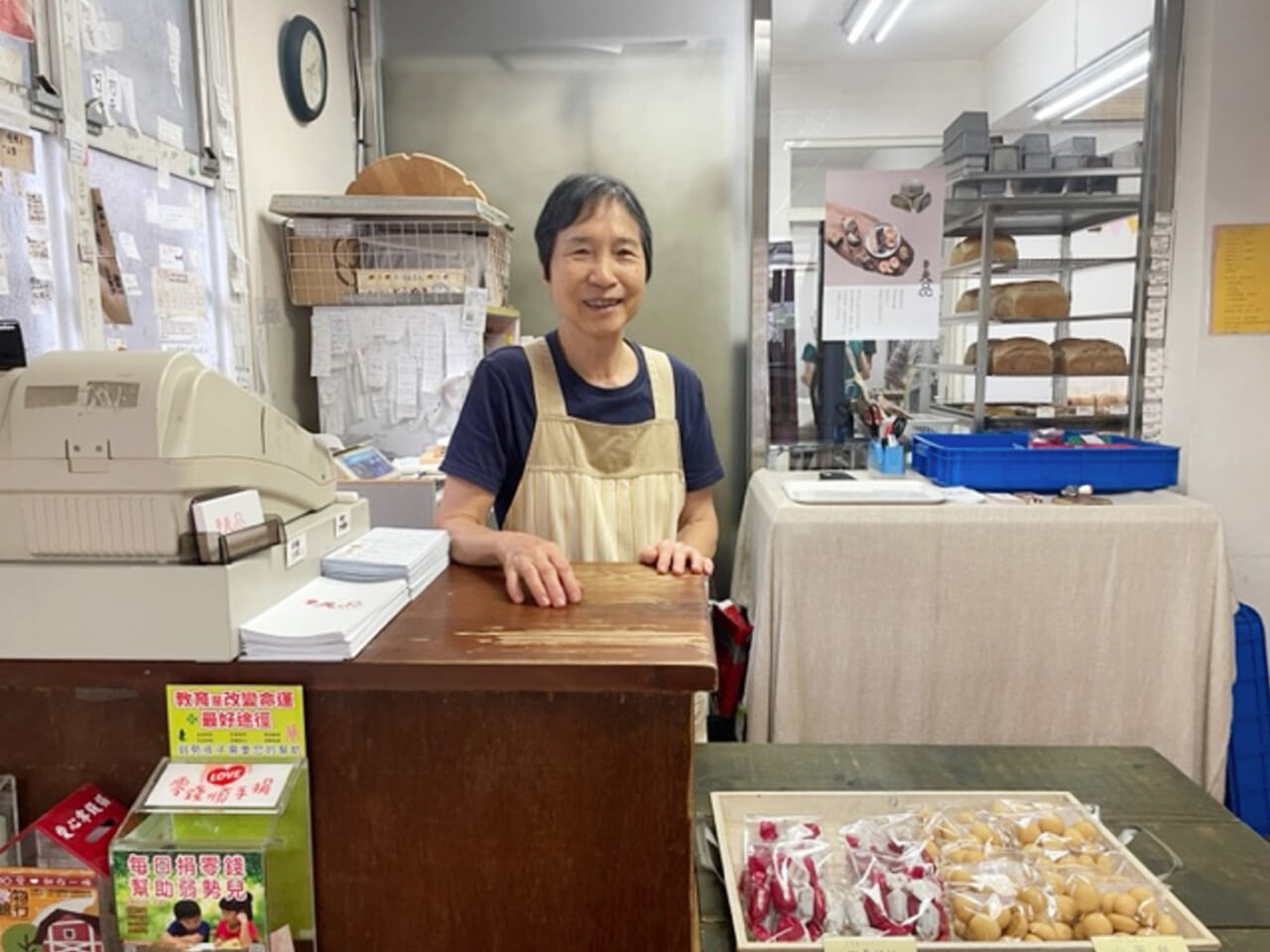 この方が李小姐。お店は、自分の描いた絵を飾っていたり、什器ももらってきたものや中古を使っていたり、お店っぽくない雰囲気にほっこりします。