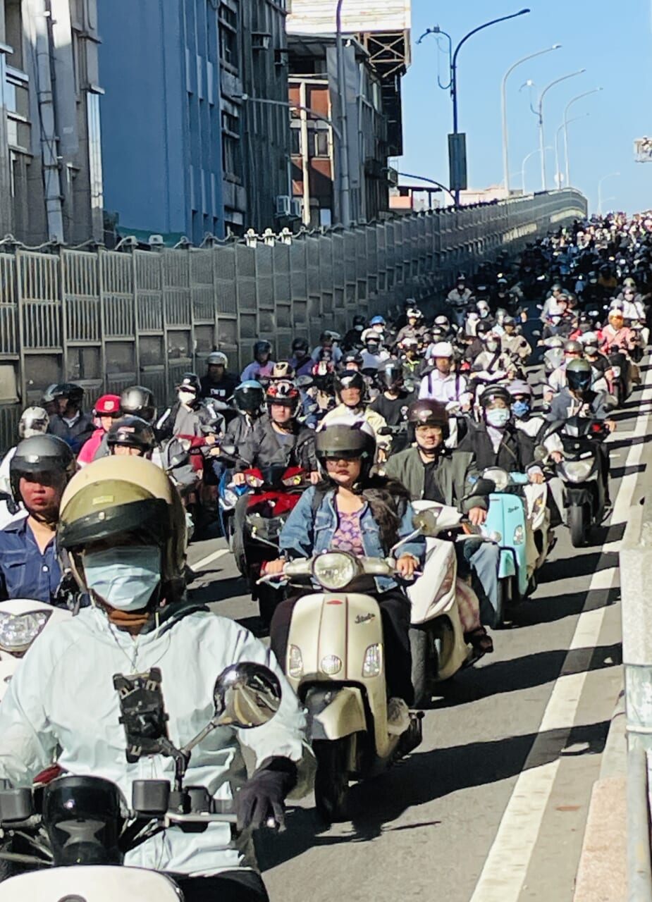 週末は、通勤ラッシュがなくバイクが少なめだけど、充分驚いた山内Ｄ。実は私はここで数日前に「バイクの洪水を背景にSNSのライブ配信で商品の説明をしている」という変な人を見ました。あれはなんだったのか？「視聴者を増やすべく、吸引力を求めてここにたどり着いたのかしら」などの考察をPodcastで話してます。