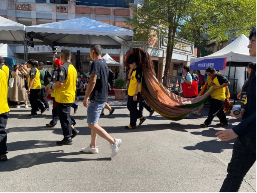 山内Ｄが一人で行動していた時に撮った写真。祭りの練り歩き軍団のダラダラしてるところっぽいですね。