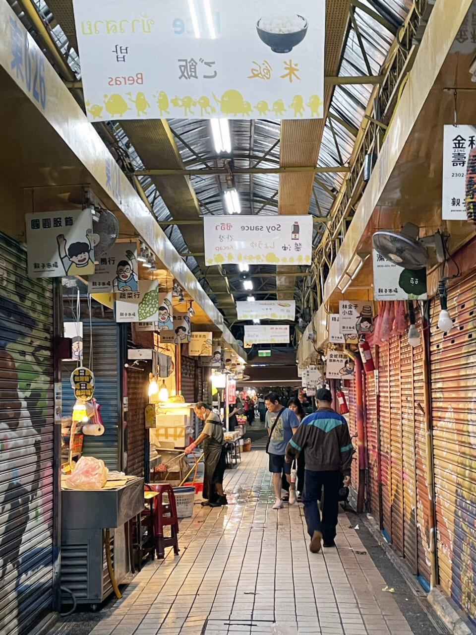 新富市場（夜の様子）。「萬華世界下午酒場」を出ると扉の向こうはこんな感じ。