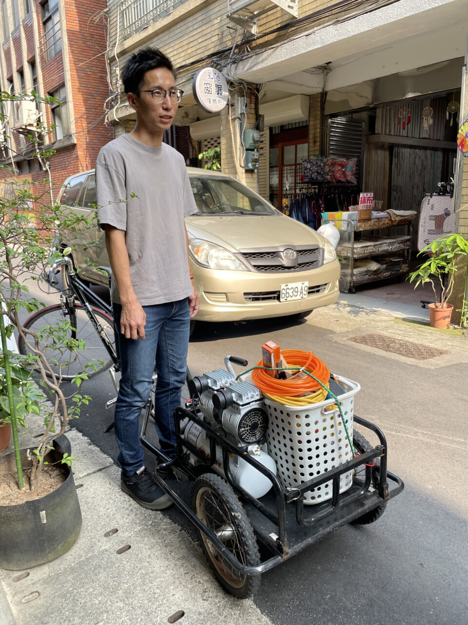 うちの店の工事をしてくれたときの、自転車でコンプレッサーを運ぶ伊藤くん。どこまで行っても自転車。