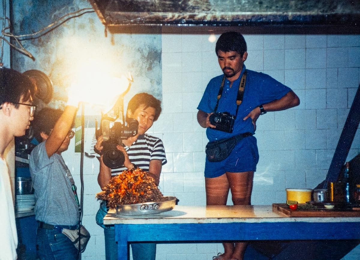 ニューカレドニアのレストランで。パームオイルの実の料理を撮影。
