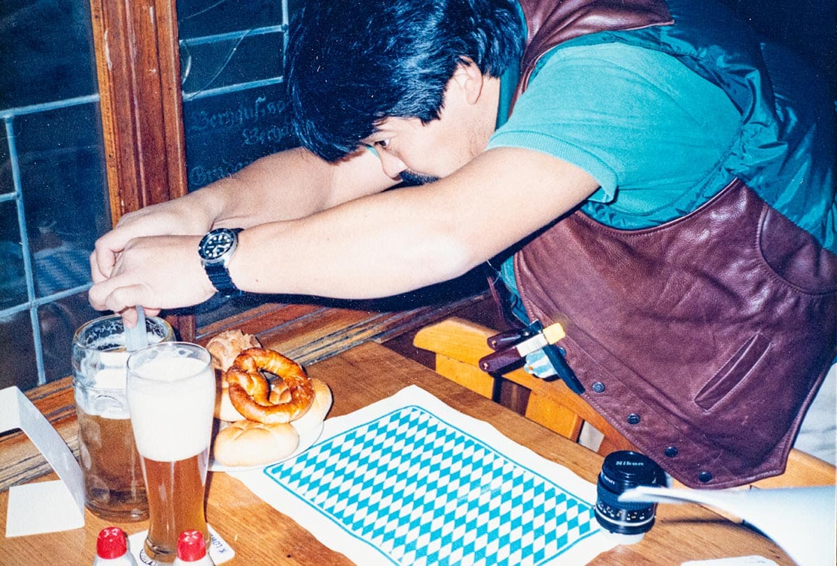 ドイツのビアレストランで、撮影のためにビールの泡を立てているところ。