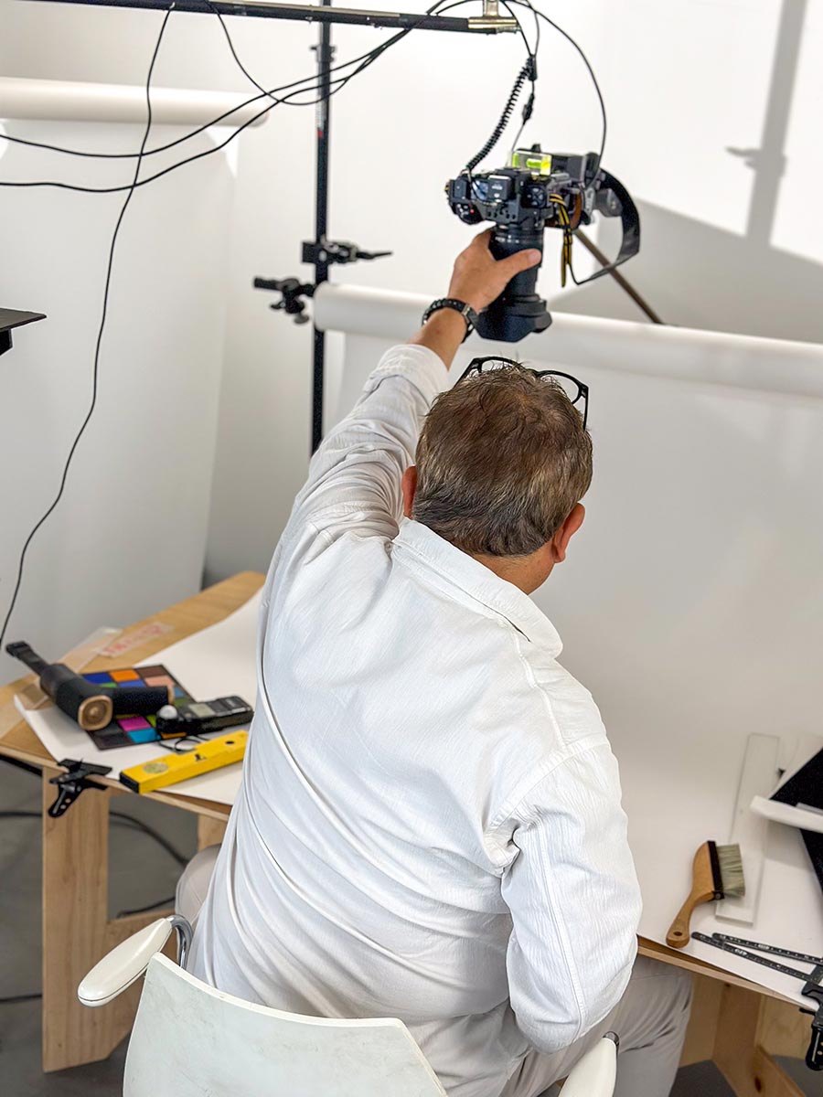  「撮影時には白を着る」大江さん。