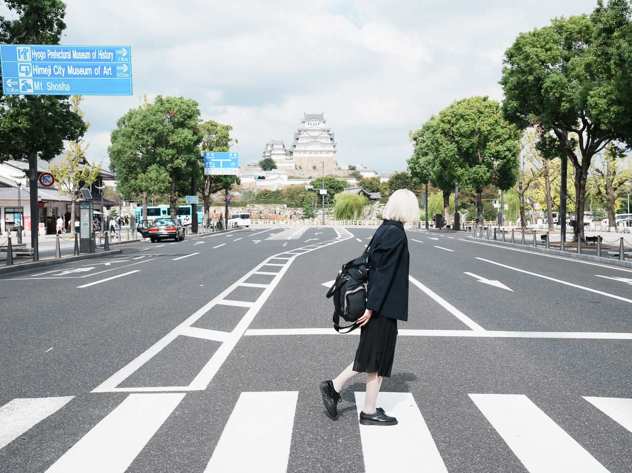 ▲きれいな姫路城が見えますが、きょうはお城よりも喫茶店です。