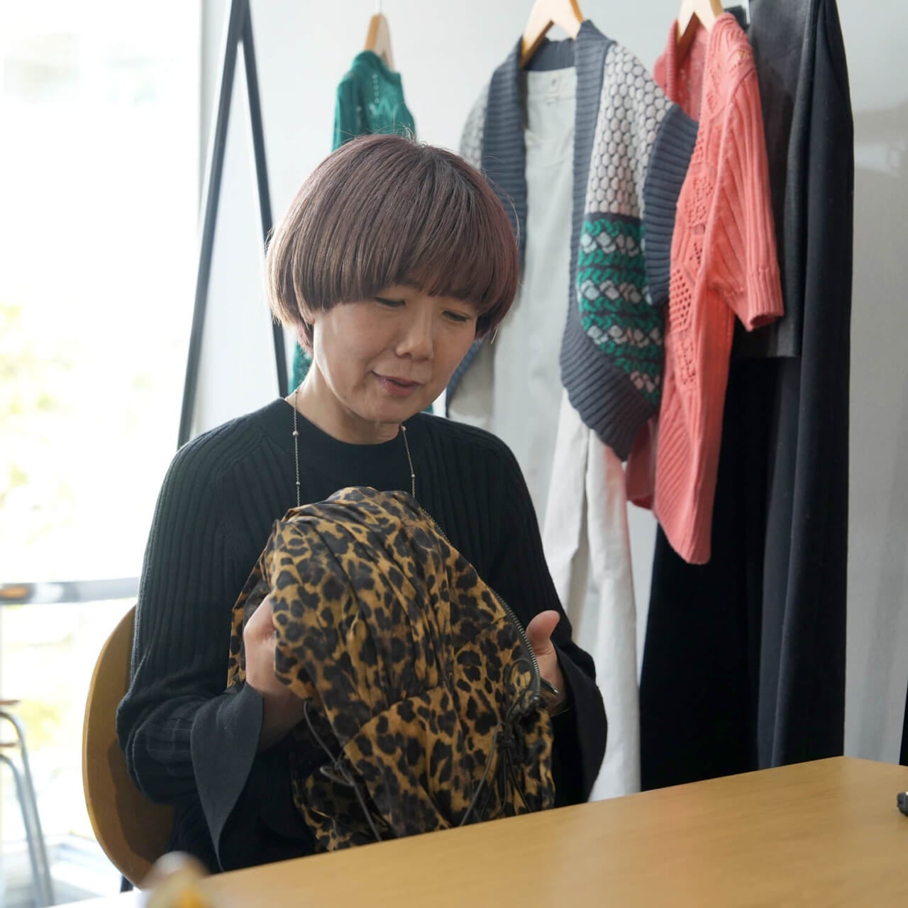 最近購入したという、ヒョウ柄のナイロンジャンパー。袖のデザインや好みでシルエットが変えられるなど、デザイナーの想いに感銘して購入を決めたそう。