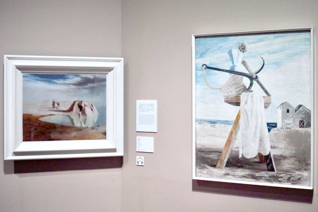 右：吉原治良《海辺の静物》1931 東京国立近代美術館　左：浜田浜雄《ユパス》1939東京国立近代美術館　※編集部撮影