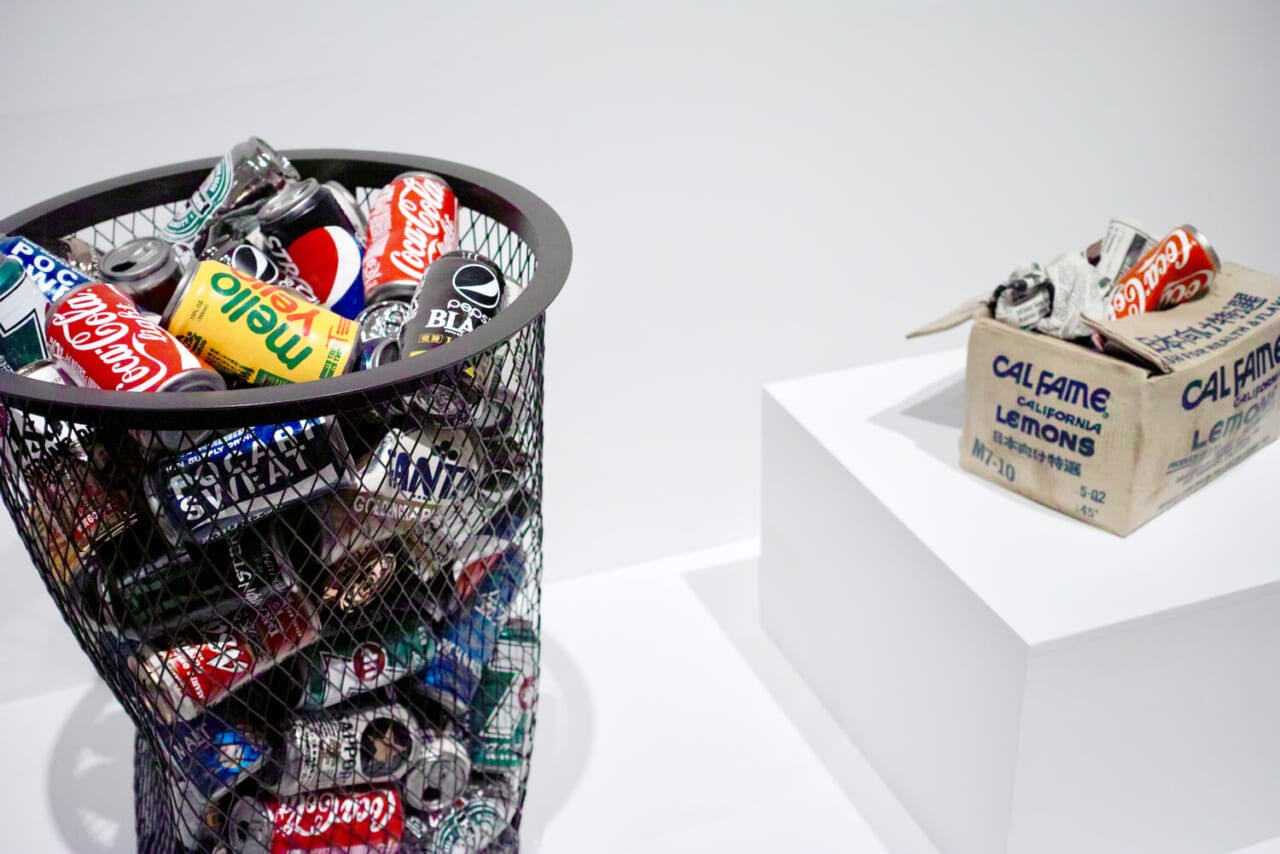 左：三島喜美代《Work 23-C》2023 MEM　 右：三島喜美代《Box Lemon 80》1980　　※編集部撮影