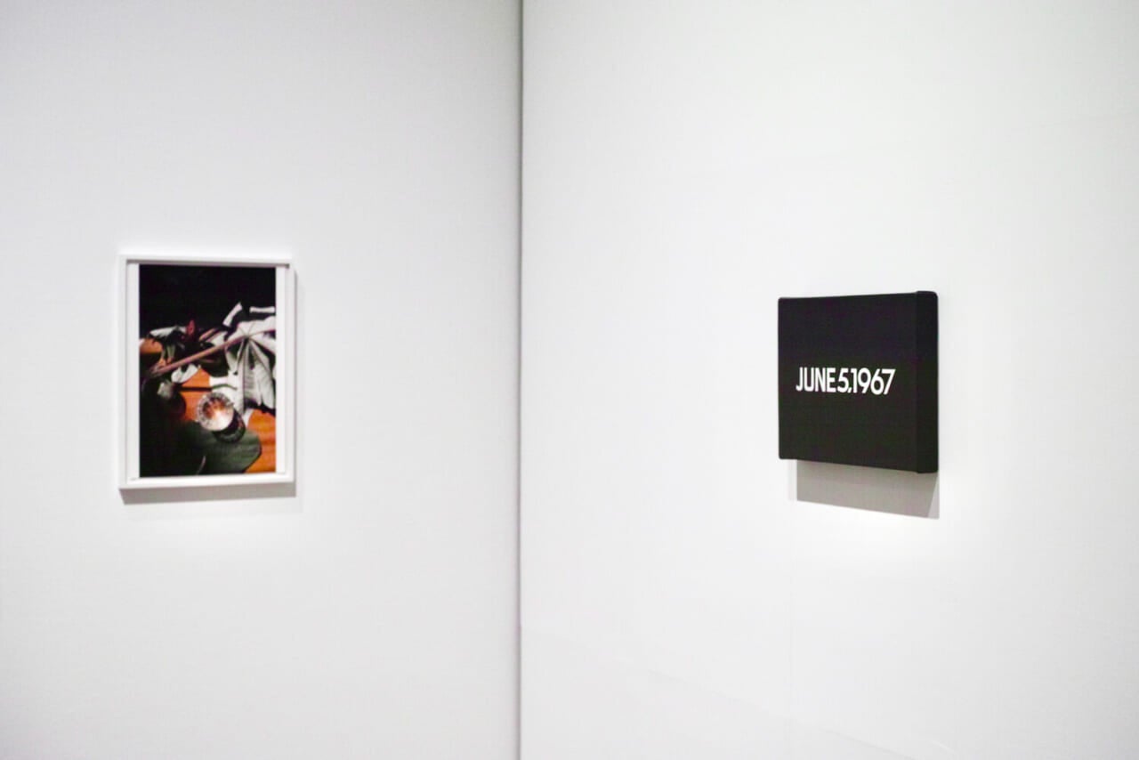 右：河原温《JUNE 5,1967「TODAY」シリーズ（1966-2013）より》　※編集部撮影