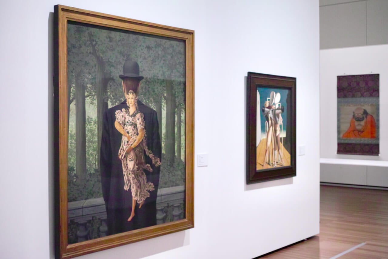 左：ルネ・マグリット《レディ・メイドの花束》　※編集部撮影