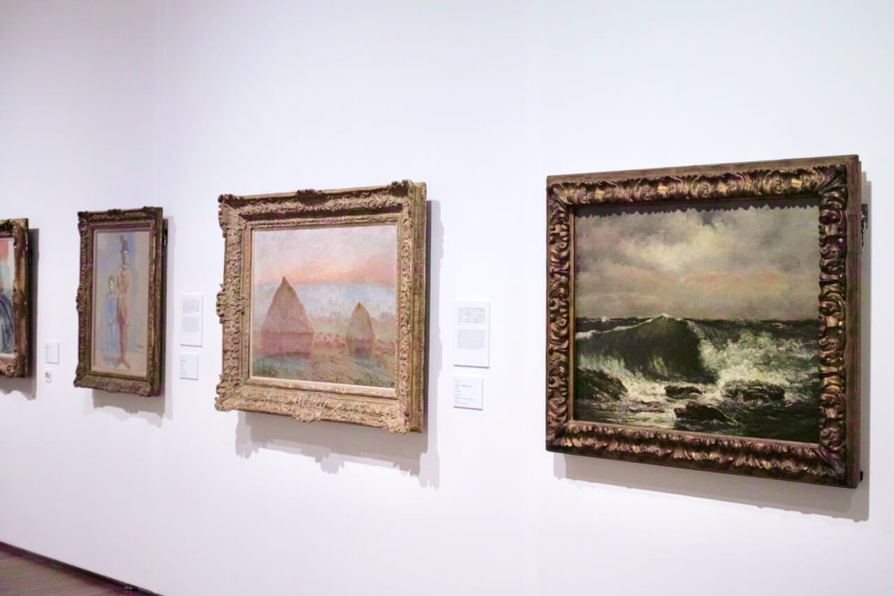 右：ギュスターヴ・クールベ《波》1870頃　国立西洋美術館（松方コレクション）　※編集部撮影