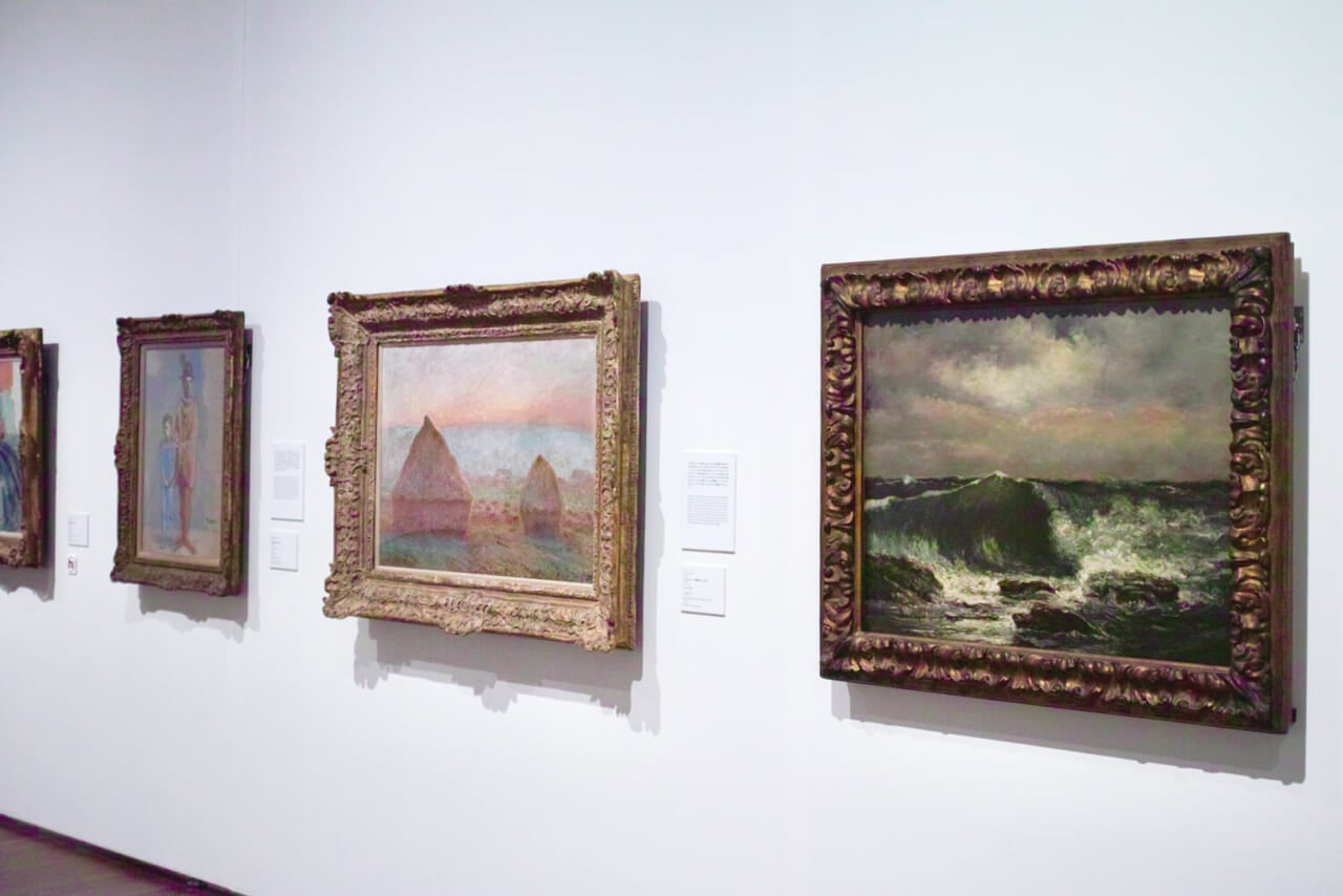 右：ギュスターヴ・クールベ《波》1870頃 国立西洋美術館（松方コレクション）　※編集部撮影