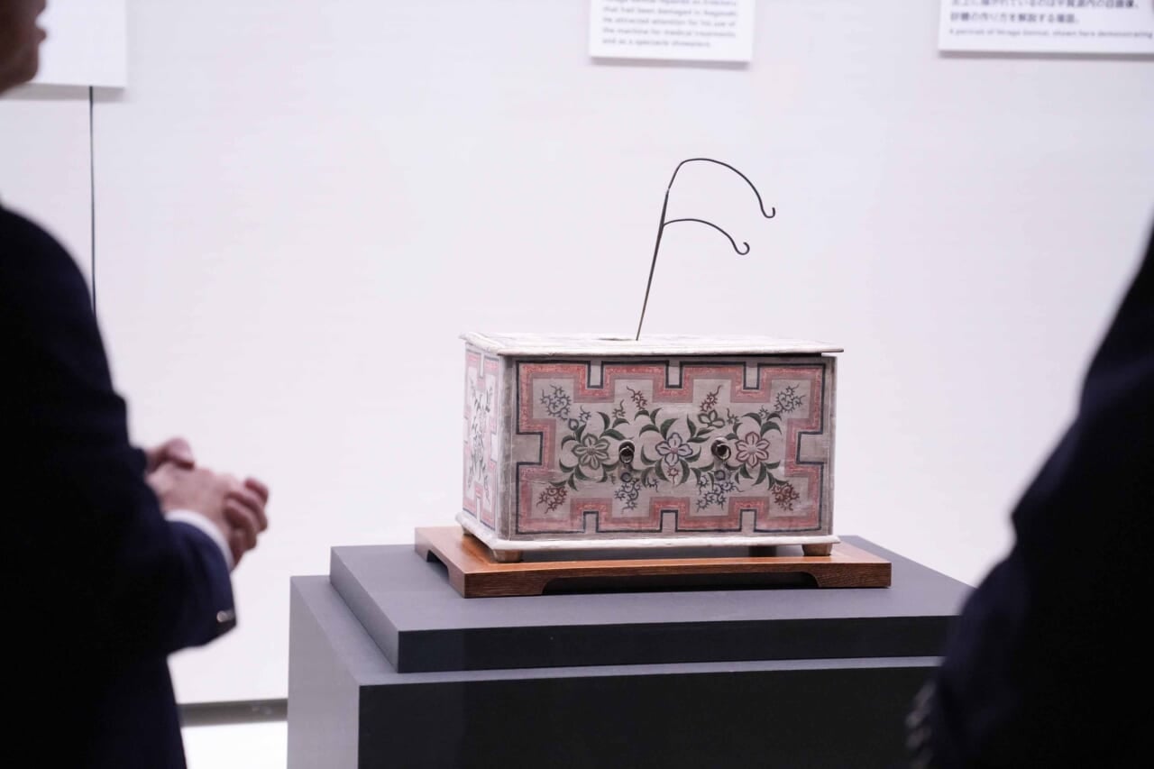 ▲重要文化財 エレキテル（郵政博物館蔵）