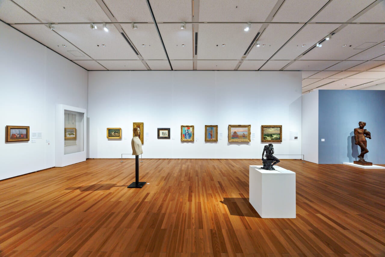 写真正面の壁には右からクールベ、モネ、ピカソ、マティスが並ぶ。開館記念展 アート・オブ・ザ・リアル  第１章 会場風景