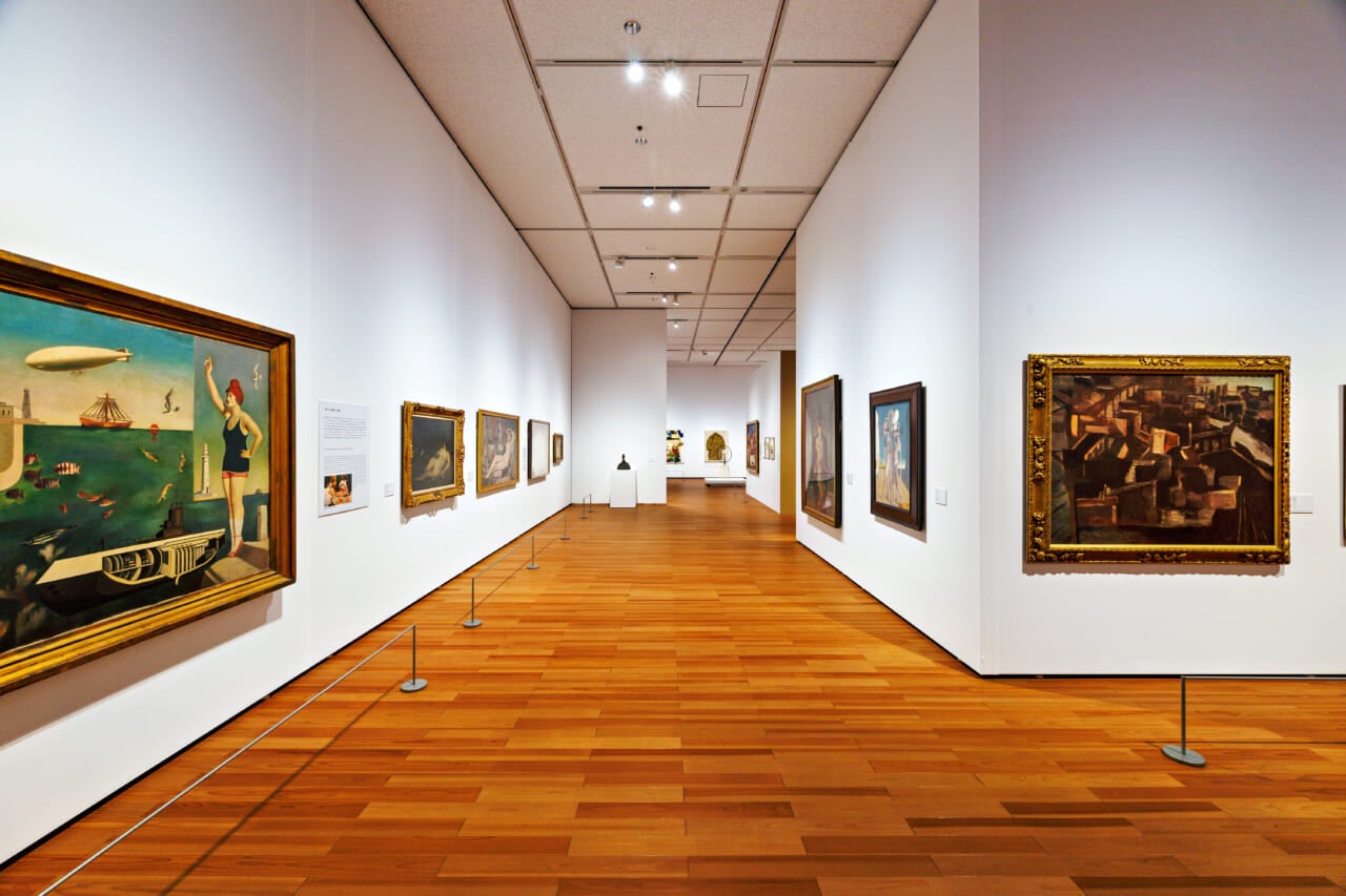 左：古賀春江《海》1929 東京国立近代美術館　開館記念展 アート・オブ・ザ・リアル  第２章 会場風景