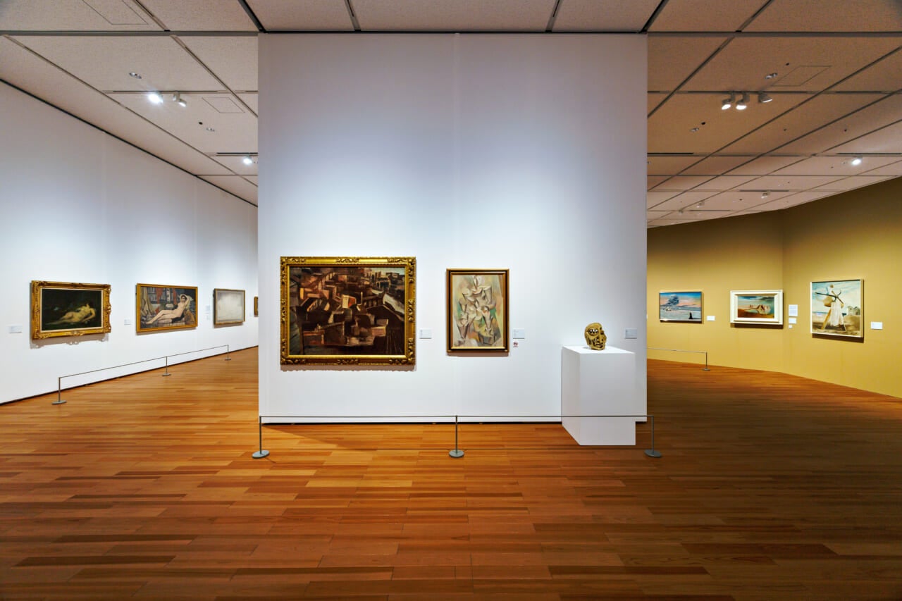 正面の壁、左から前田寛治《街の風景》、坂田一男《キュビスム的人物像》、辻晉堂《顔（寒拾》。開館記念展 アート・オブ・ザ・リアル  第２章 会場風景