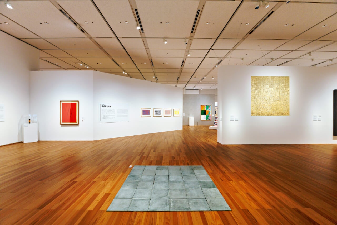 右：冨井大裕《ゴールドフィンガー》2011 東京国立近代美術館　開館記念展 アート・オブ・ザ・リアル  第４章 会場風景