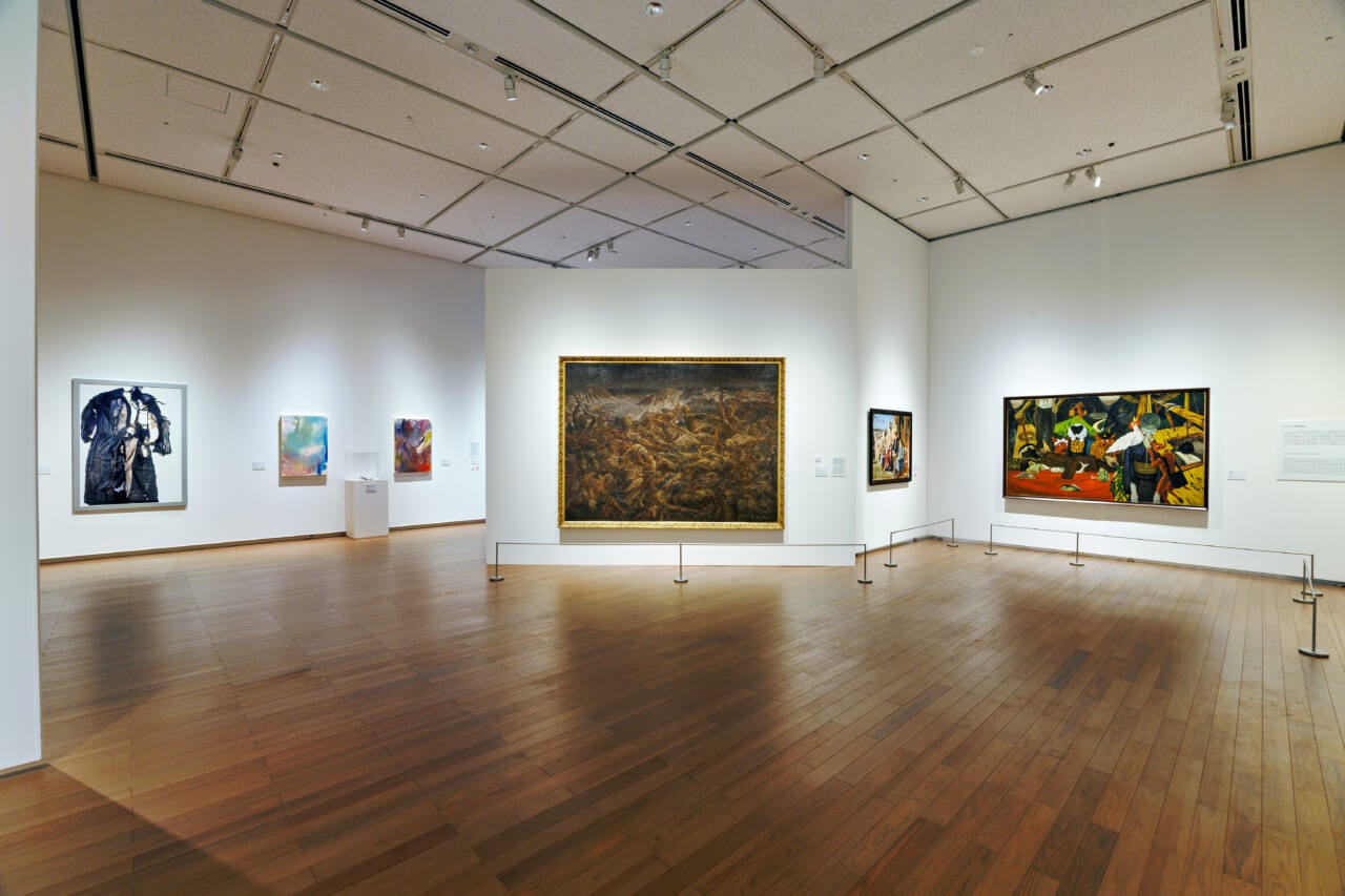 正面：藤田嗣治《アッツ島玉砕》　開館記念展 アート・オブ・ザ・リアル  第５章 会場風景