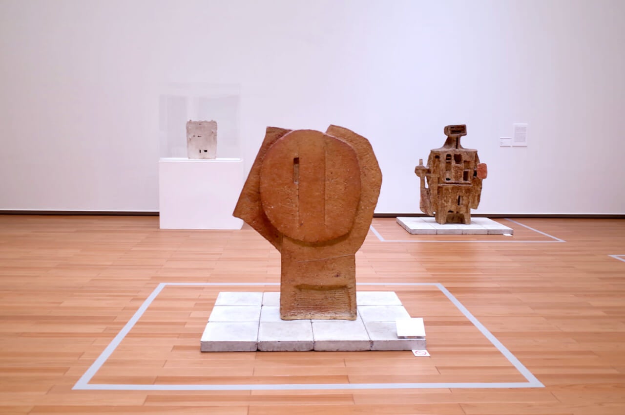 後方右：辻晉堂《拾得》1958 鳥取県立美術館　中央：辻晉堂《沈黙》1957  鳥取県立美術館