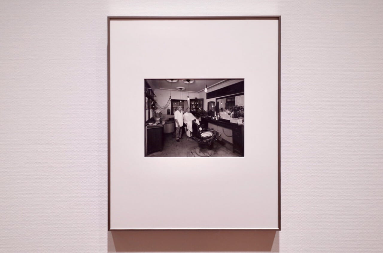 池本喜巳《石山理容院　（島根県仁多郡奥出雲町横田） （『近世店屋考』より）》1986 鳥取県立美術館