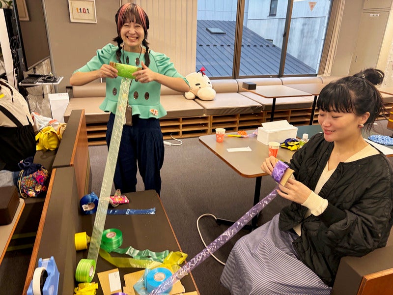 こんなテープを編むことに（写真２枚目は編む前の準備中）。