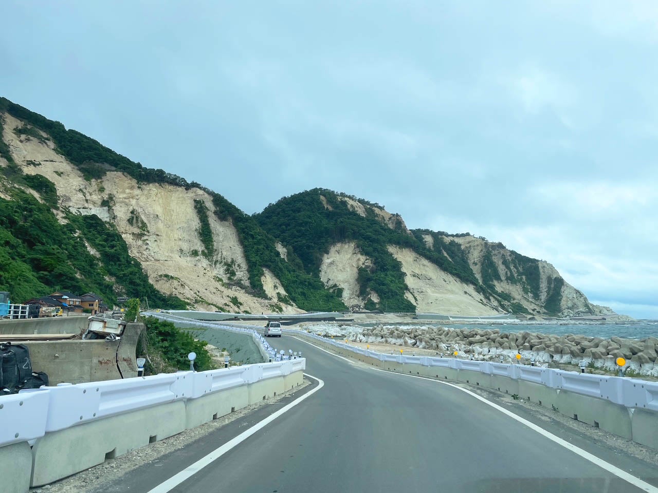 珠洲の大谷側（日本海側）の道路。
（写真提供／ひびのこづえ）