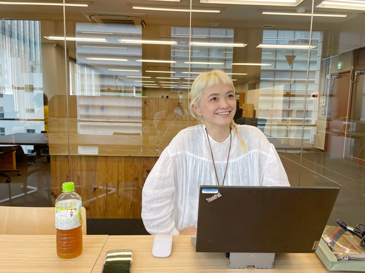 ▲ほぼ日の西本。２児の母で音楽好き。得意な楽器はベースだそうです。