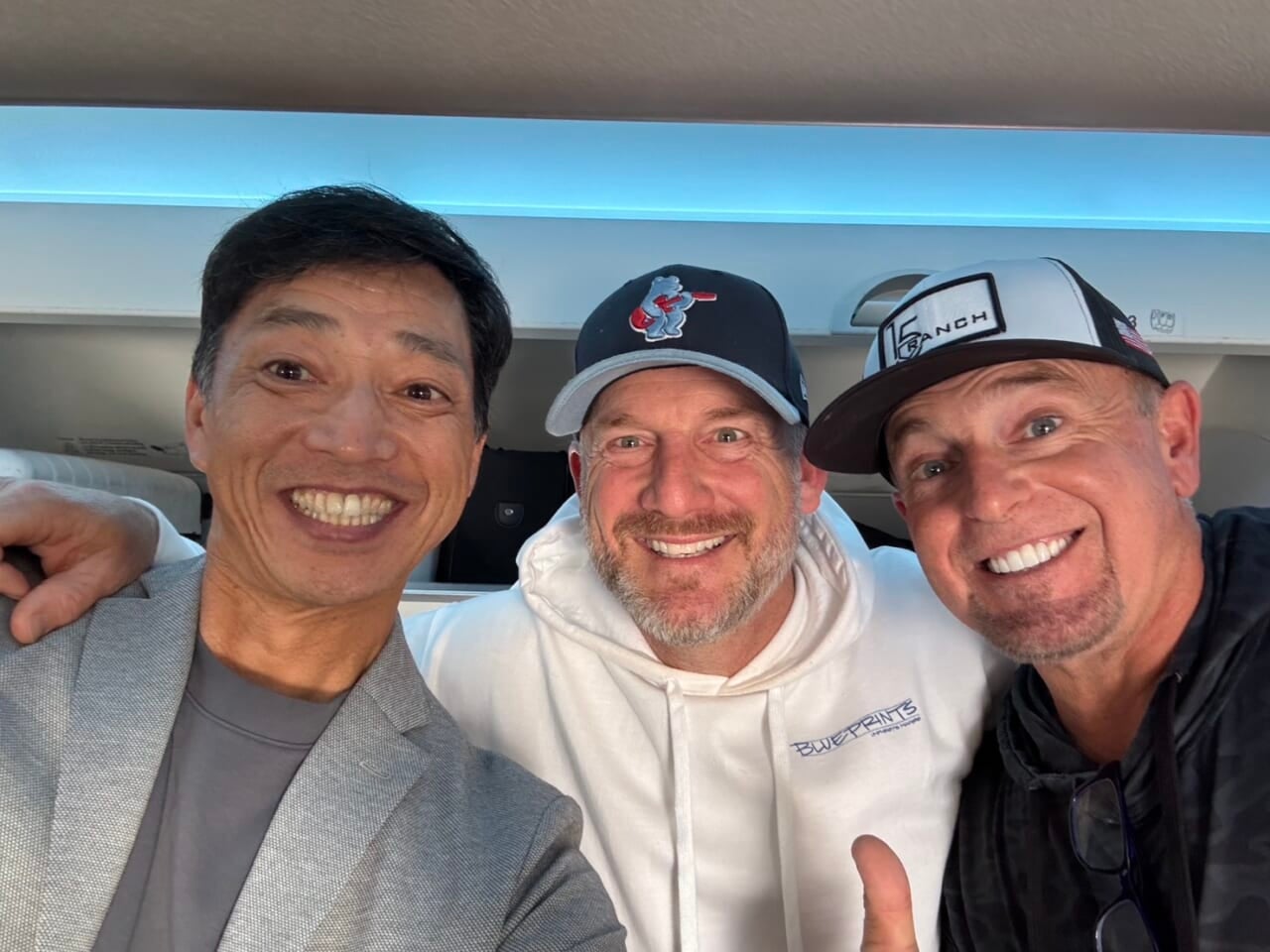 機内での３ショット。往年のMLBファンにはたまらない顔ぶれ。ライアン・デンプスター（真ん中）、ケビン・ミラー（右）。「ソウって３回WS出てるけど、１回負けてるよな？」（デンプスター）、「えっどこに負けたの？」（ミラー、当時レッドソックス）、「お前んとこや！」（田口）。