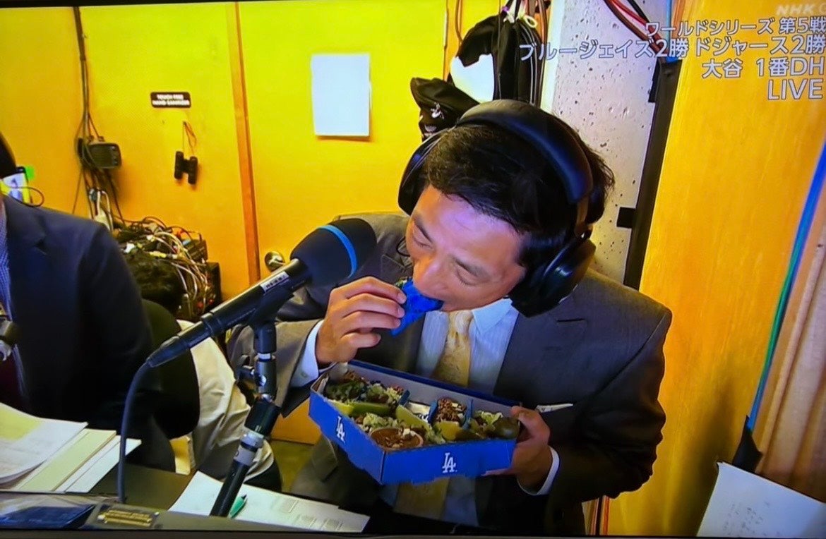 ▲日本中の野球ファンが見守るなか、球場メシなどをもりもり食べる田口さん。こうして見ると、食べるフォームが安定してますね。