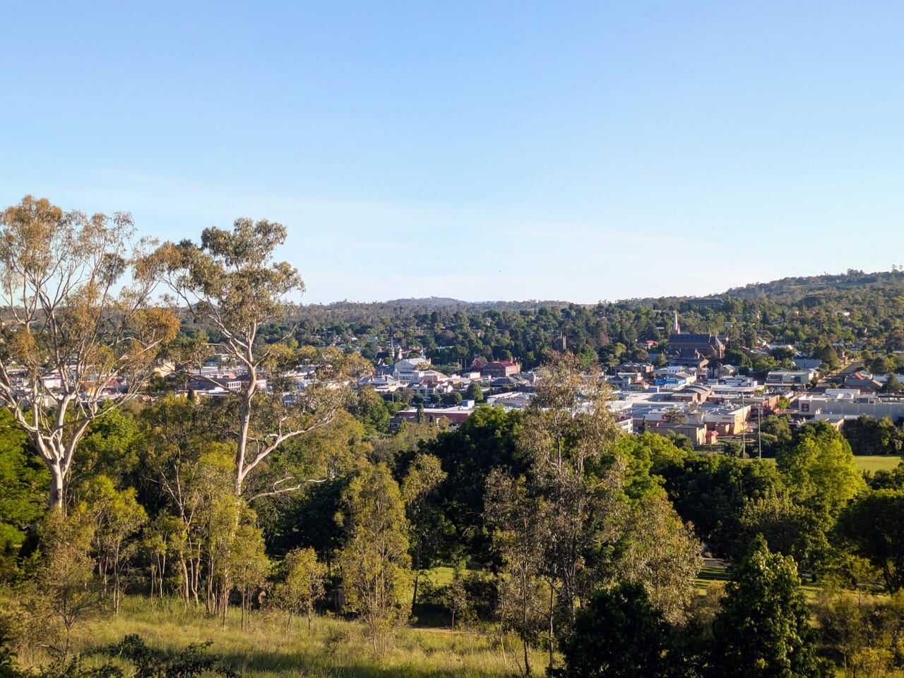 ▲A view of my town. It’s Spring now, my favourite season. On evenings like these, I enjoy writing in my techo outside a cafe in town.（私の住む町の景色です。いまは春、私がいちばん好きな季節。こういう日の夕方は、カフェの外で手帳を書くのがお気に入りです）
