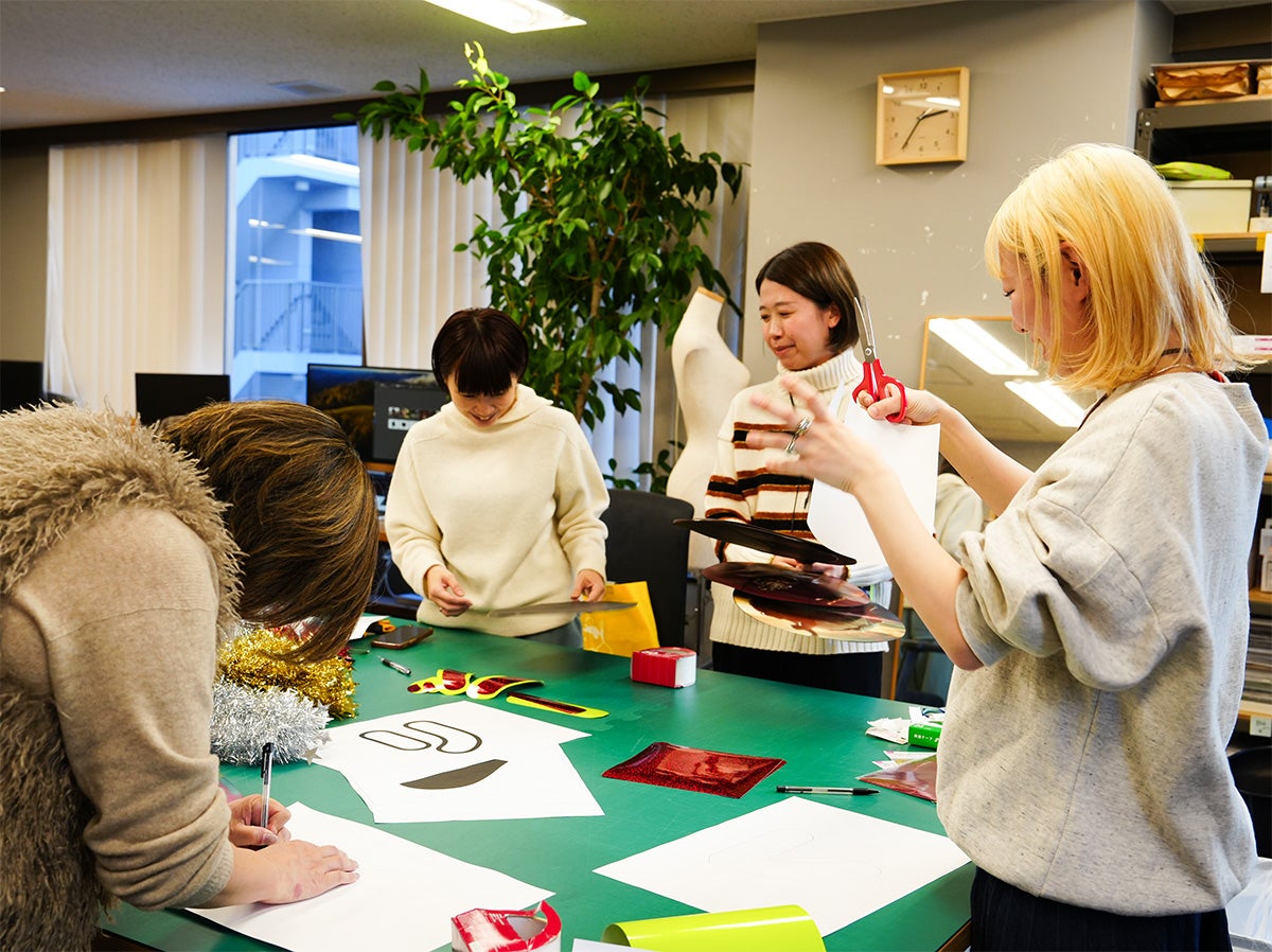 みんなで作っているところ。もうさっそくたのしい！ たのしい！