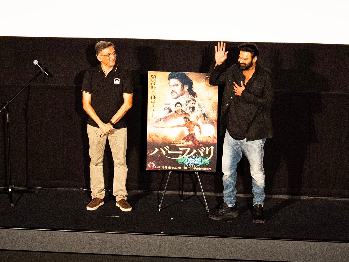 上映前の舞台挨拶での、ショーブさんとプラバースさん。事前に集められたいろんな質問に答えてくださって、うれしい時間でした。おふたりとも、素敵でした‥‥！