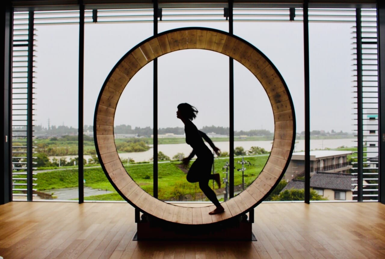 美術館で一日中走り続けるパフォーマンス《車輪の下らへん》若木くるみ