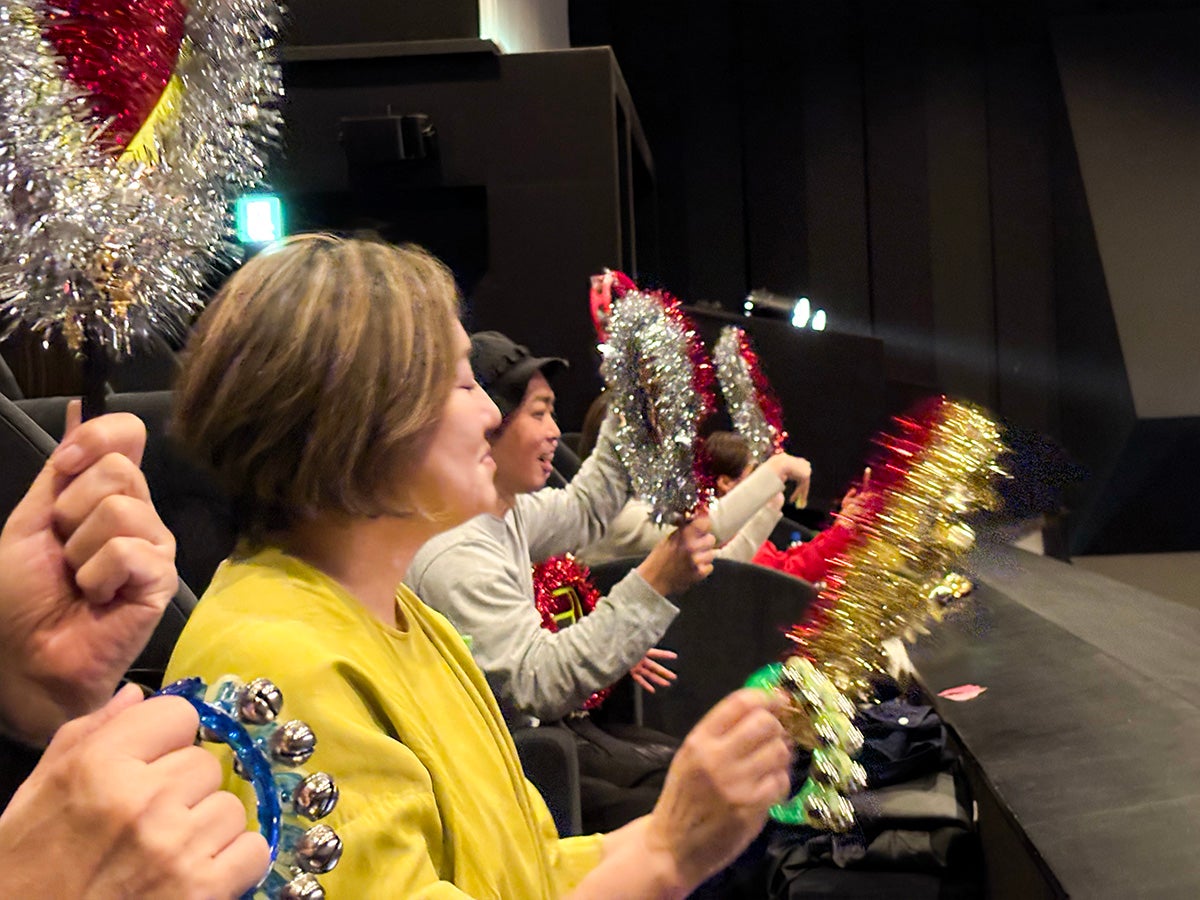 うちわを振り、鈴を鳴らす。こんな映画の楽しみ方があるんだ。たのしいー！