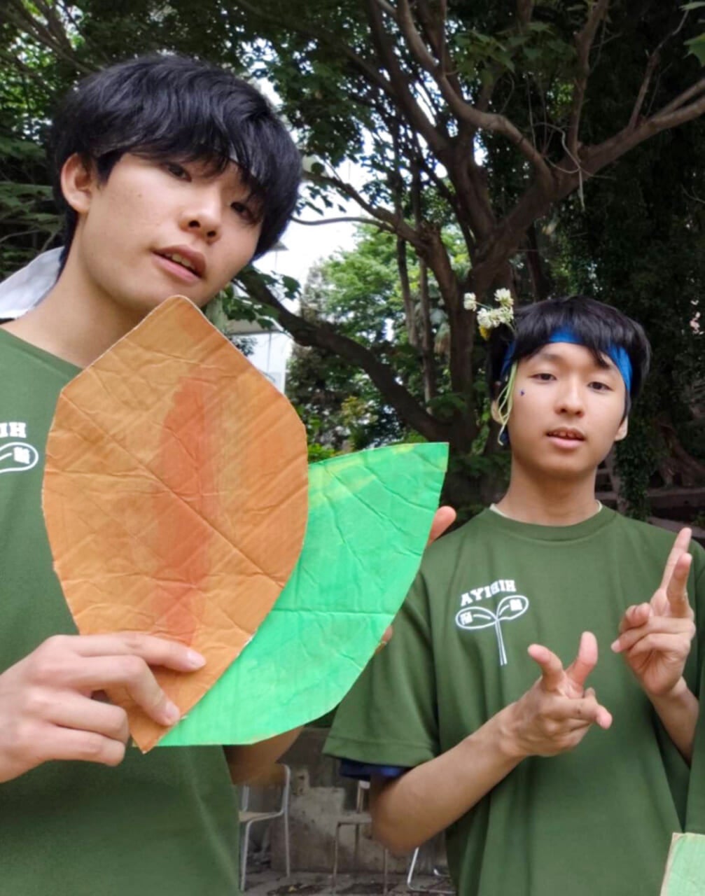 ▲堤さんは両手に葉っぱ。小柳さんは頭に綿毛を刺して。