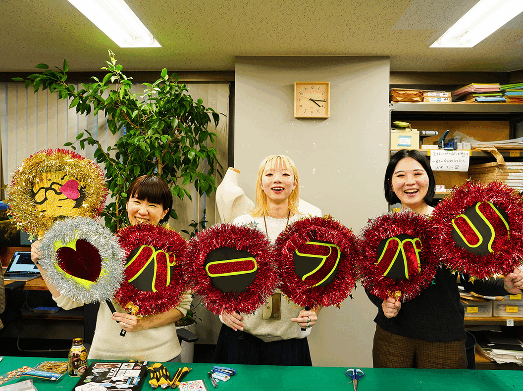 できました！ 入れた文字は「愛 ♡ バーフバリ！」。うちわの裏には作品の写真が。