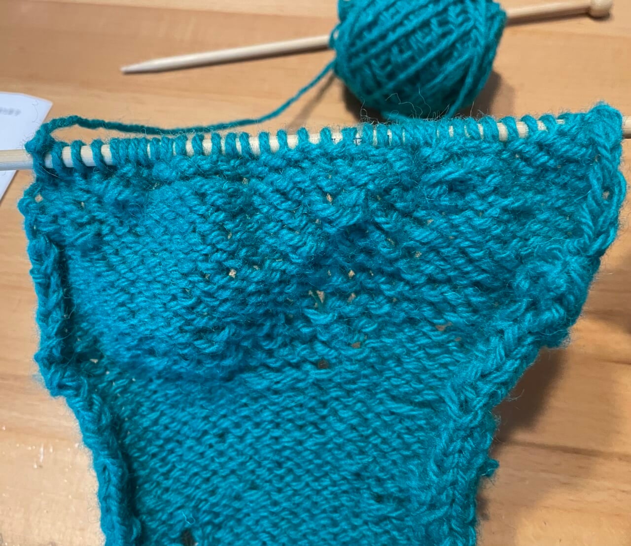 ▲目が増えすぎて模様を作るところがずれたので、全然模様になりませんでした。正しく編めばハサウェイさんのようにちゃんと模様が出るのです。やり直したい‥‥！ 