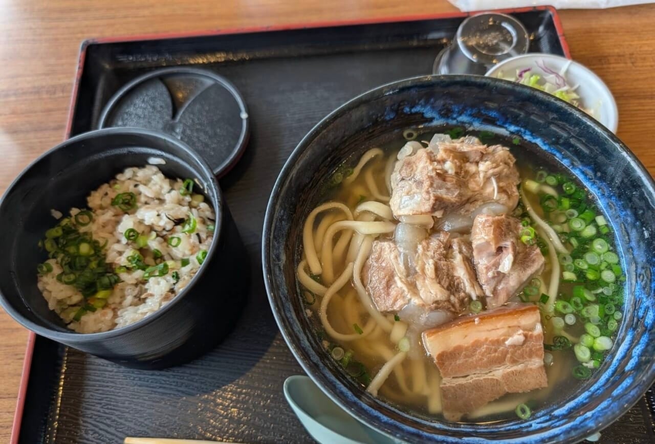 ソーキそば。沖縄の優しい味がする