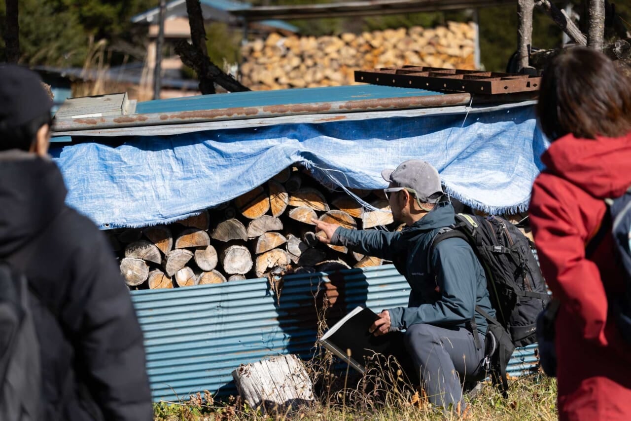 ▲ひと家族ごとに薪をストック。冬の厳しい寒さに備えるために、１、２年かけて乾燥させている。