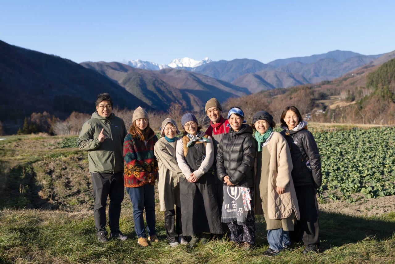 ▲奈川の一番いい場所にある畑にて、地域のお母さんたちが用意してくださったランチパーティの途中で。