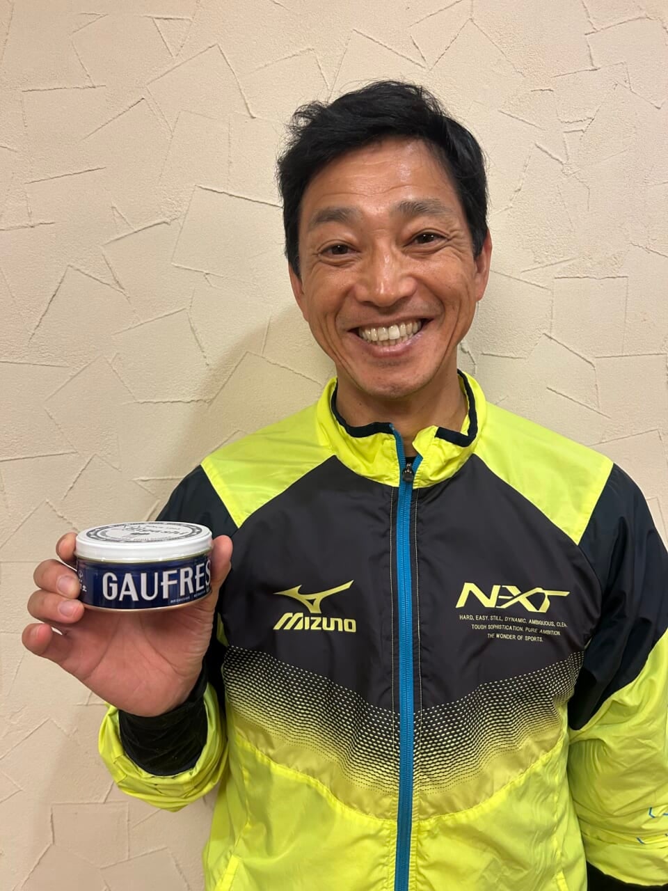 紅白饅頭が定番と思いきや、校名入りのゴーフルとは。時代は変わった。