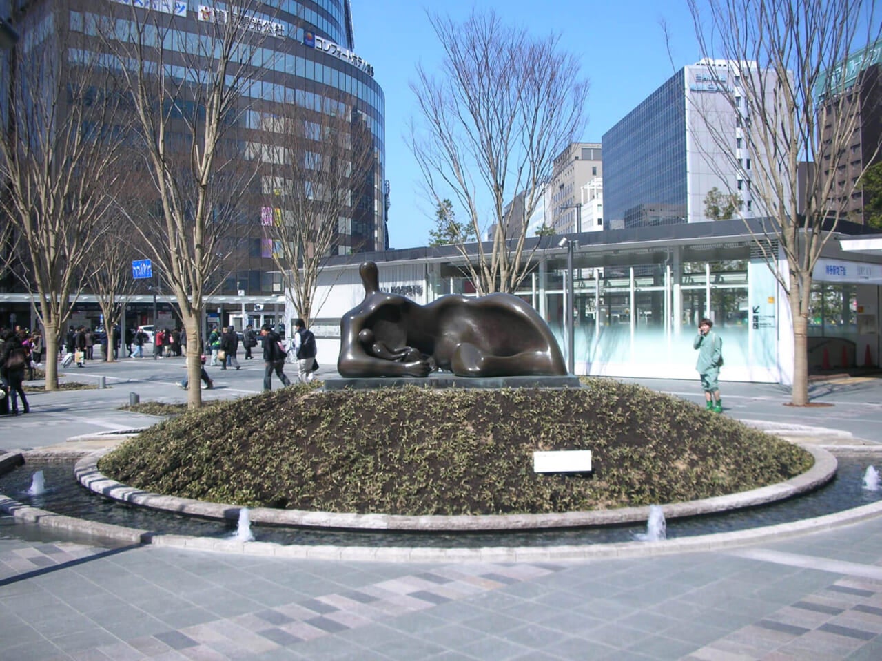 ヘンリー・ムーア《着衣の横たわる母と子》（1983-1984）　※画像提供：福岡市