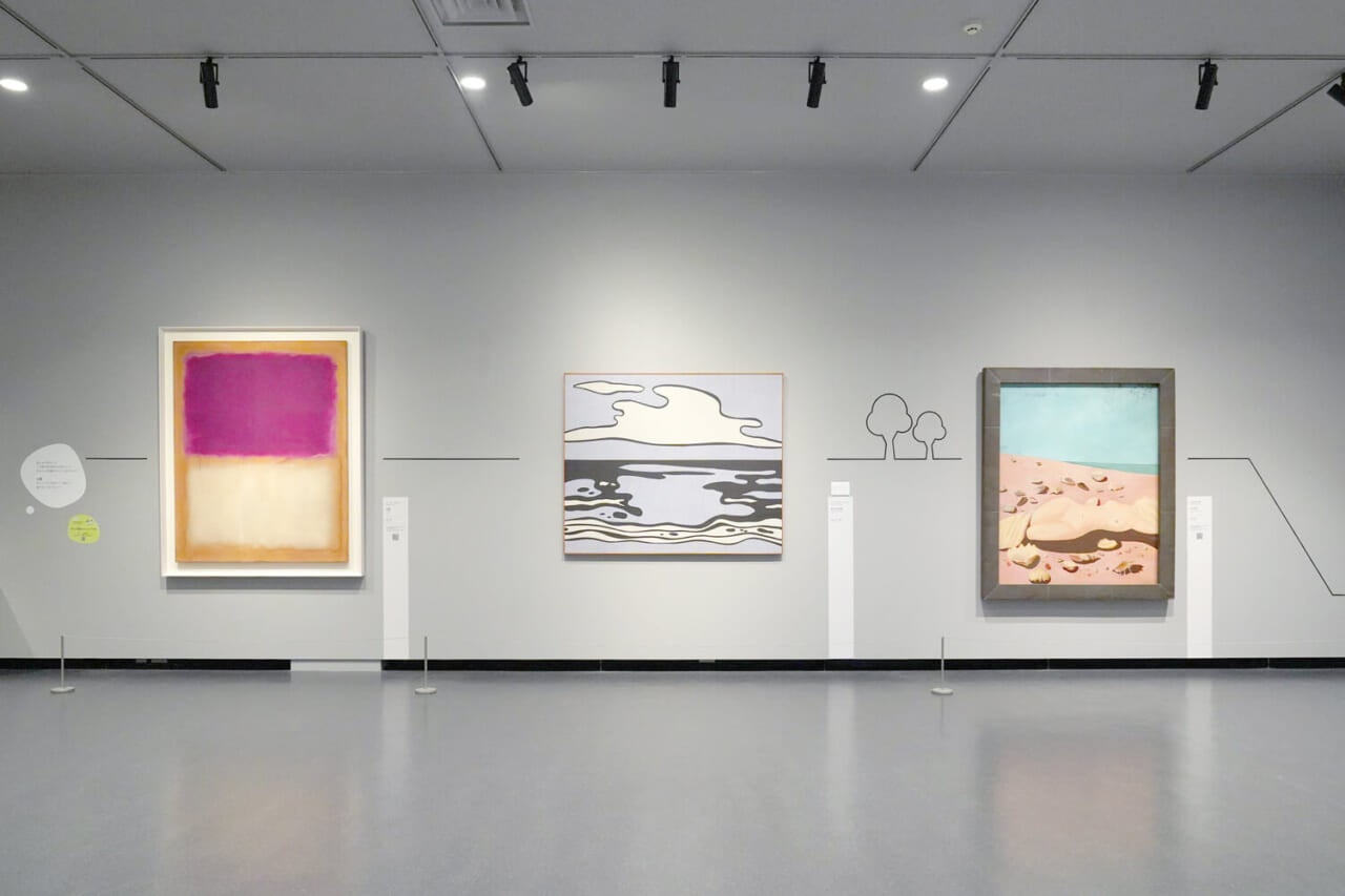 【左から右へ】マーク・ロスコ《無題》1961 ©2026 Kate Rothko Prizel & Christopher Rothko / ARS, New York / JASPAR, Tokyo C5411　ロイ・リキテンシュタイン《雲のある海景》1965 ©Estate of Roy Lichtenstein, New York & JASPAR, Tokyo, 2026 C5411　三岸好太郎《海と射光》1934