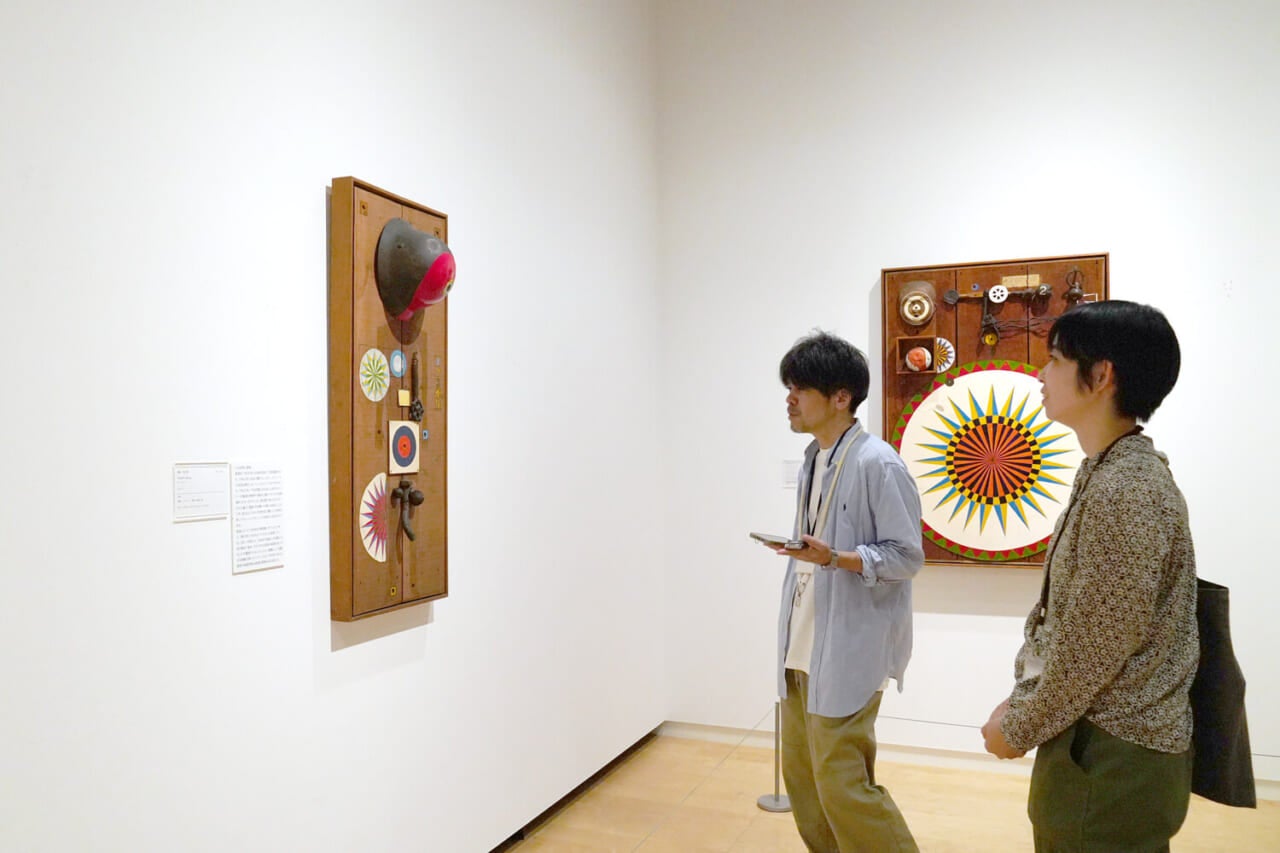 【左から右へ】菊畑茂久馬《ルーレット（ヒーロー）》1964　菊畑茂久馬《ルーレット（ターゲット）》1964 福岡県立美術館蔵