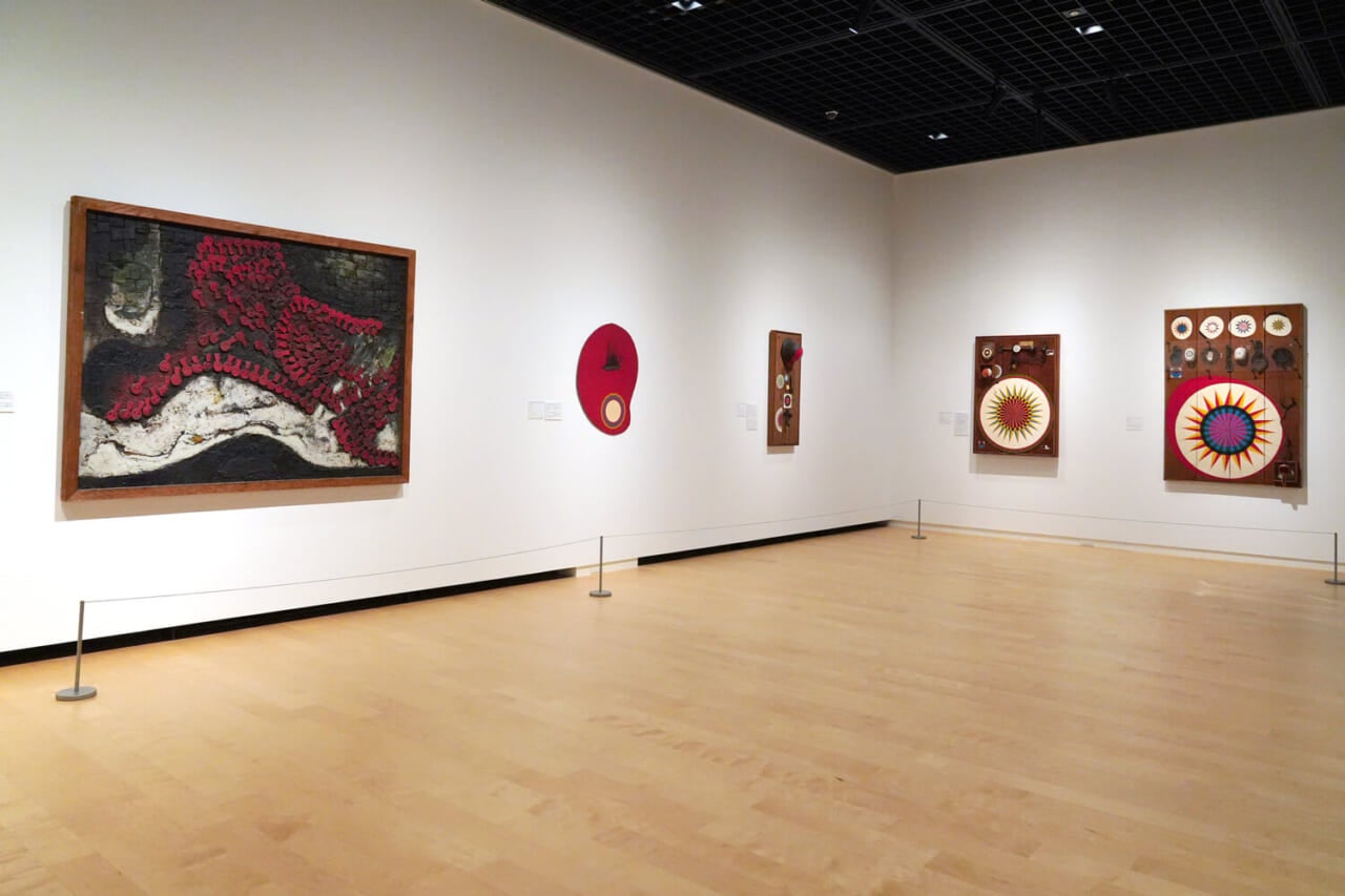 【左から右へ】菊畑茂久馬《葬送曲 No.2》1960　菊畑茂久馬《奴隷系図 5-B》1963　菊畑茂久馬《ルーレット》1964　菊畑茂久馬《ルーレット（ターゲット）》1964　菊畑茂久馬《ルーレット No.1》1964　