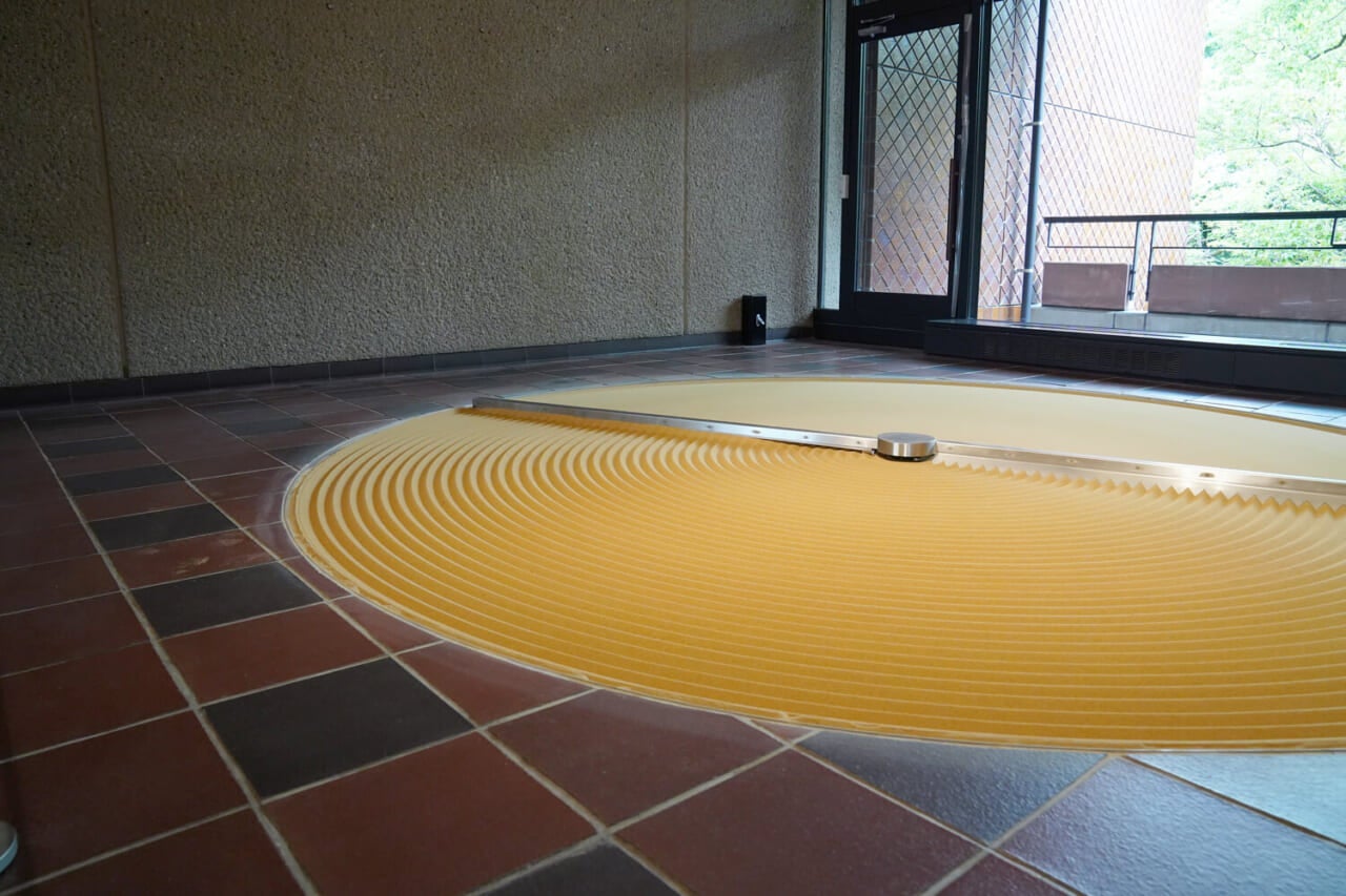 モナ・ハトゥム《＋と－》1994/2024