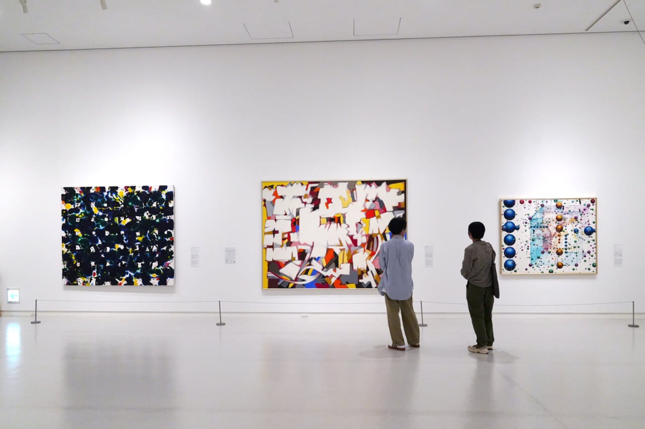 【左から右へ】サム・フランシス《無題》1978　多賀谷伊徳《塔陶歌》1975-76　オチ・オサム《球の遊泳II》1979