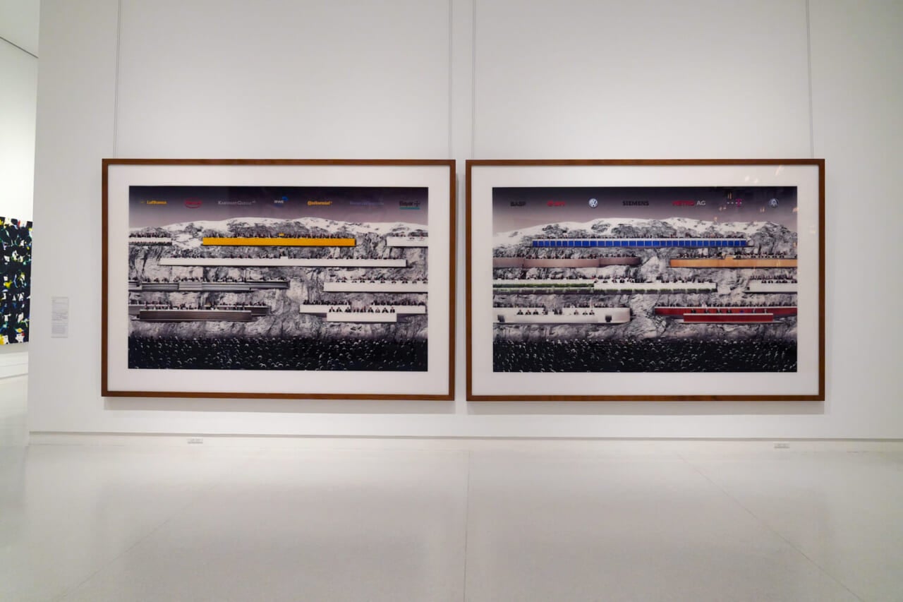 アンドレアス・グルスキー《株主総会》2001　©Andreas Gursky / Courtesy Sprüth Magers / JASPAR, 2026
C5411