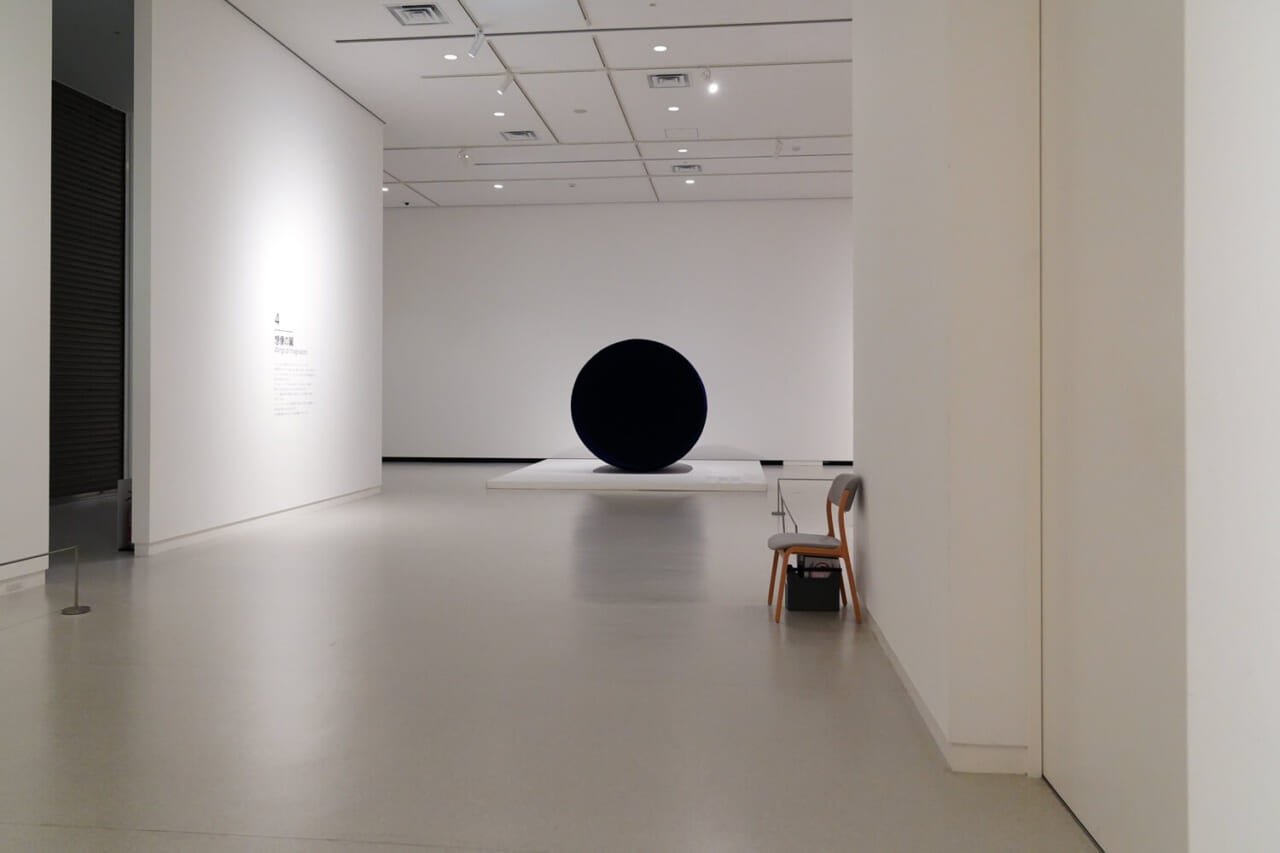 アニッシュ・カプーア《虚ろなる母》1989-90